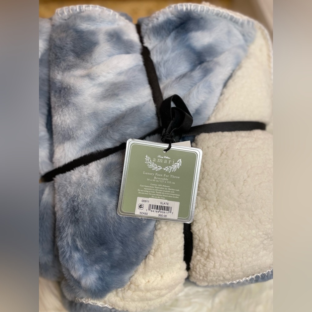 Len 822
Amari
Luxury Faux Fur Throw
Reversible
50 × 60 in/ 127 × 152 cm
